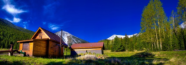 Matthew Davies image of an off-grid house surrounded by mountains